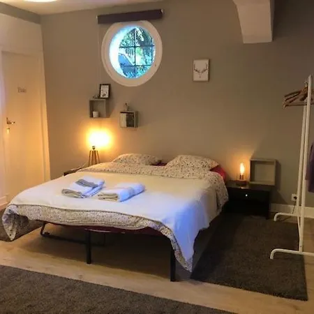 Alojamento de Acomodação e Pequeno-almoço Agreable Avec Salle De Bain Privative *